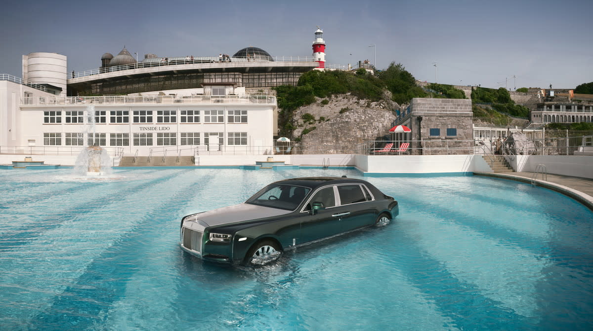 Rolls-Royce jogou um fantasma em uma piscina porque Keith Moon (talvez) fez isso primeiro