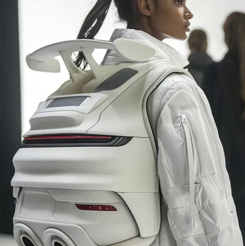 Esses “Porsche” Mochilas são uma estranheza gerada pela IA