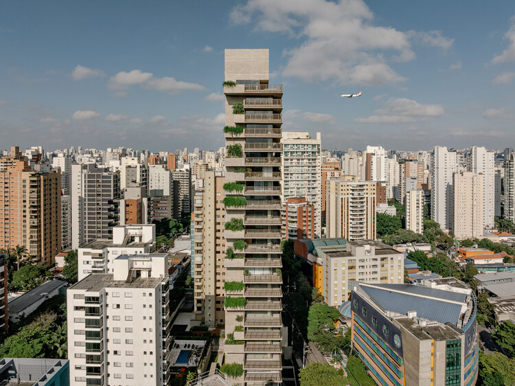 Ibaté Building / Studio Arthur Casas