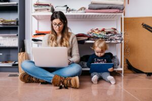 Trabalho remoto nas férias escolares ajuda pais e mães a conciliar rotina profissional e familiar