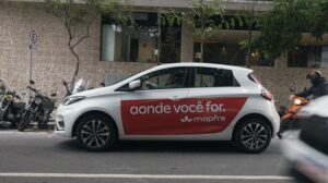Mapfre fecha parceria com carros de aplicativo e leva rebranding às ruas em campanha OOH