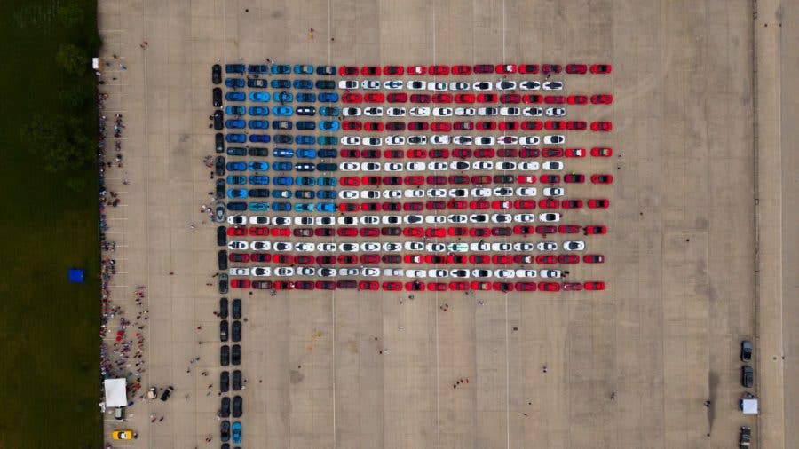 300 Chevrolet Corvettes formaram uma bandeira americana gigante para veteranos